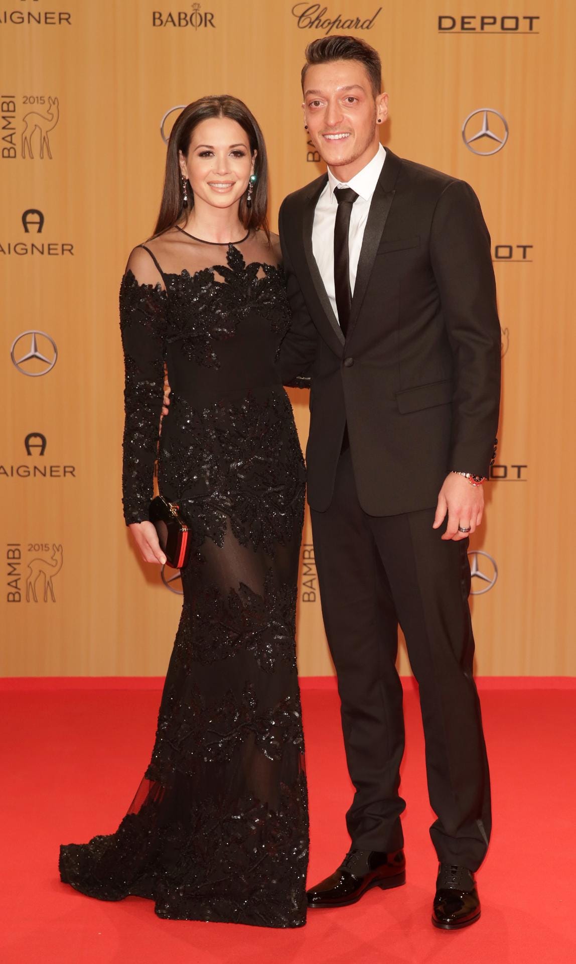 Kurz vor der Gala verkündete "bild.de" ihr Liebes-Comeback. Beim Bambi schritten sie dann bereits gemeinsam über den roten Teppich: Nationalspieler Mesut Özil und seine Wieder-Freundin Mandy Capristo.