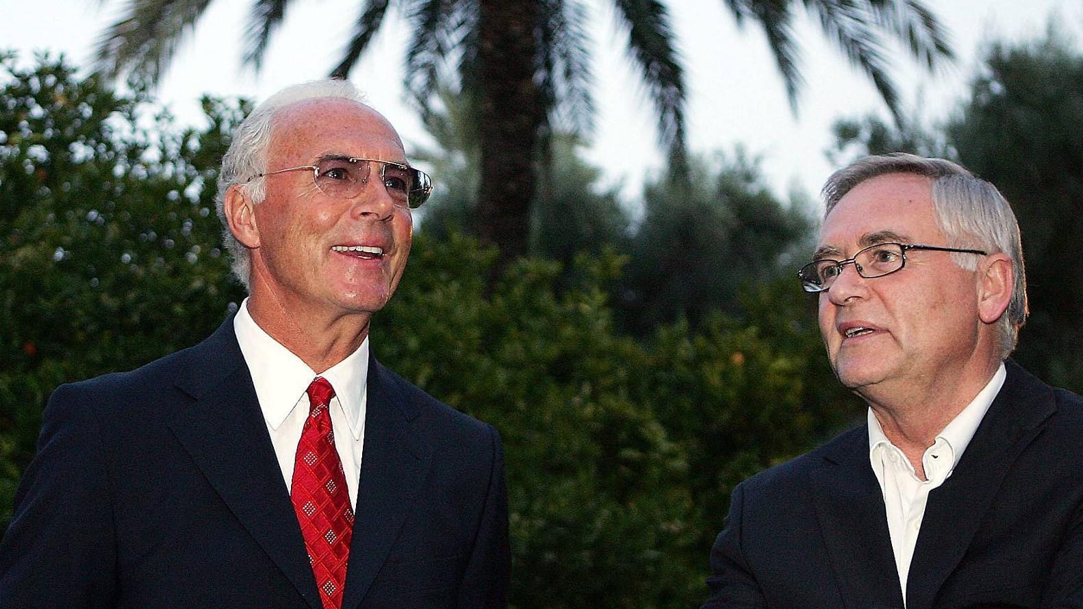 Franz Beckenbauer (links) und Horst R. Schmidt, hier auf einem Archivbild aus dem Jahr 2005. Franz Beckenbauer (links) und Horst R. Schmidt, hier auf einem Archivbild aus dem Jahr 2005.