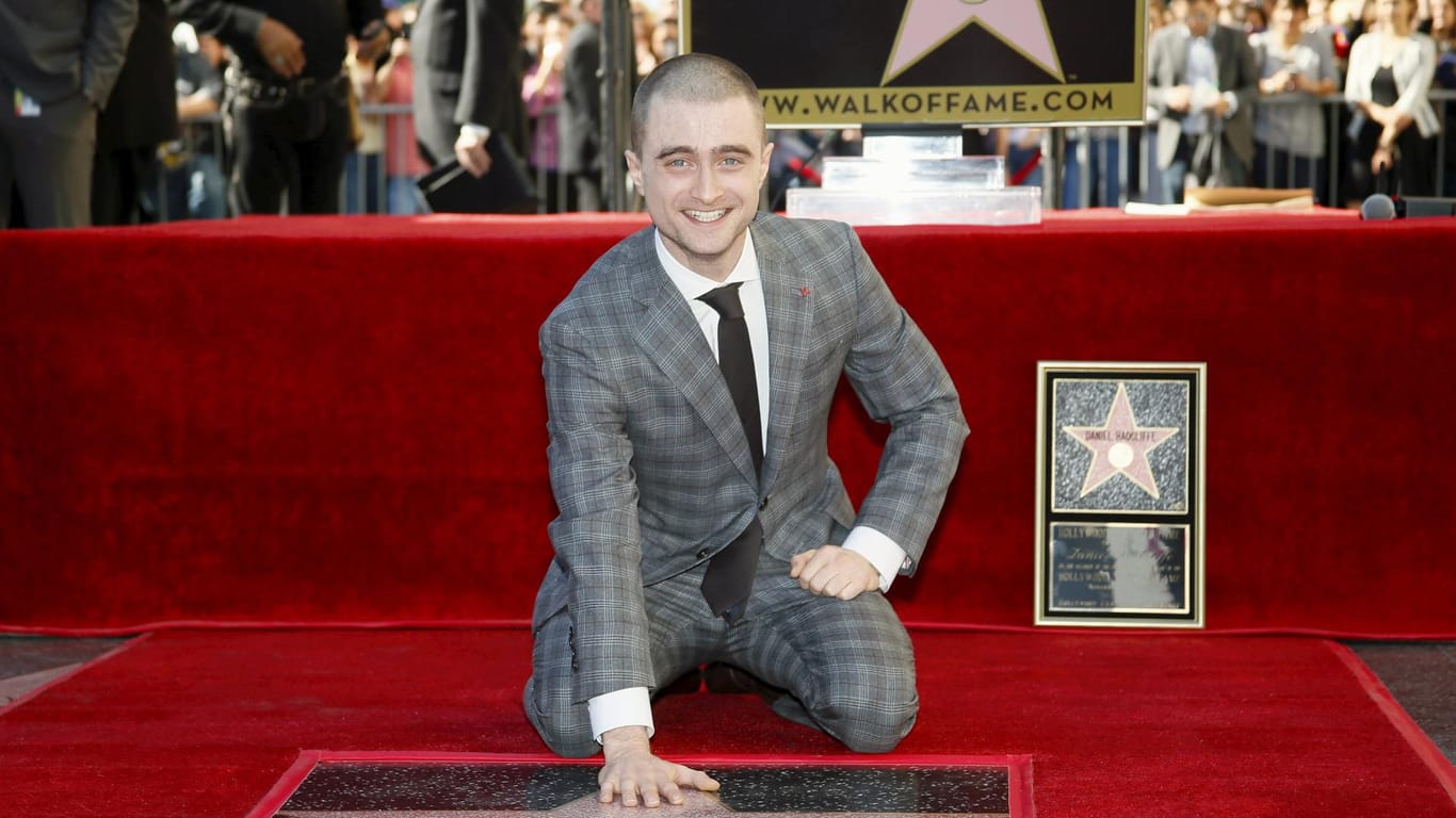 Schauspieler Daniel Radcliffe posiert mit seinem Stern auf dem Walk of Fame in Hollywood.