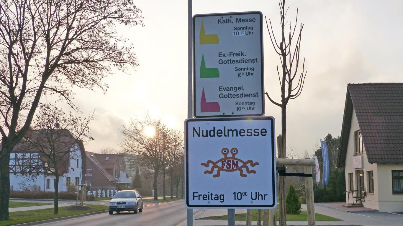 Die "Kirche des Fliegenden Spaghettimonsters" will ihre Nudelmessen-Schilder am Ortseingang anbringen.