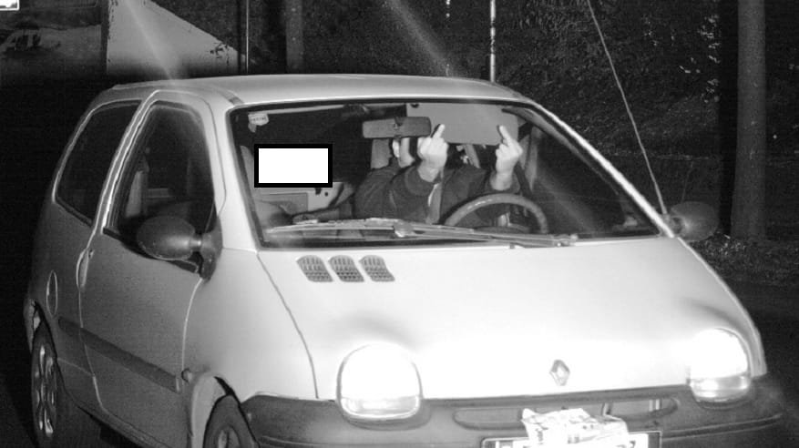 Die Firmenschrift auf dem Auto (unkenntlich gemachtes weißes Rechteck) war noch zu erkennen. Die Firmenschrift auf dem Auto (unkenntlich gemachtes weißes Rechteck) war noch zu erkennen.
