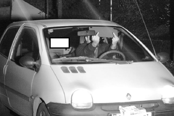 Die Firmenschrift auf dem Auto (unkenntlich gemachtes weißes Rechteck) war noch zu erkennen.