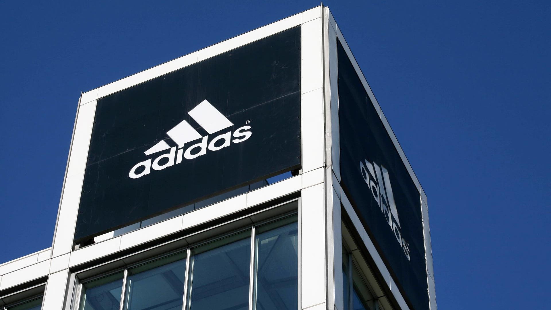 Das Adidas-Logo strahlt - trotz Skandalen und Affären in der Welt des Milliardengeschäfts Sport.