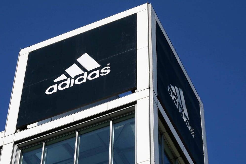 Das Adidas-Logo strahlt - trotz Skandalen und Affären in der Welt des Milliardengeschäfts Sport.