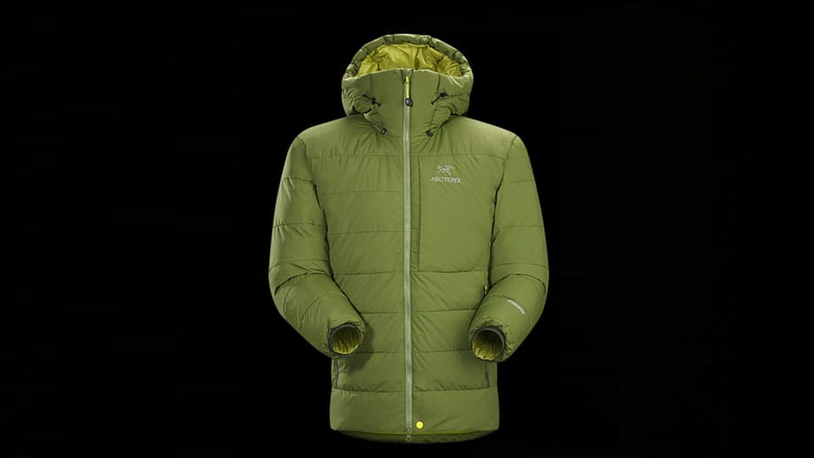 Die Winddichte Ceres Jacke von Arcteryx (um 750 Euro) bietet dank Daunen gefüllter Kassetten und Coreloft Isolationsschicht ein Maximum an Wärme für extreme Bedingungen.