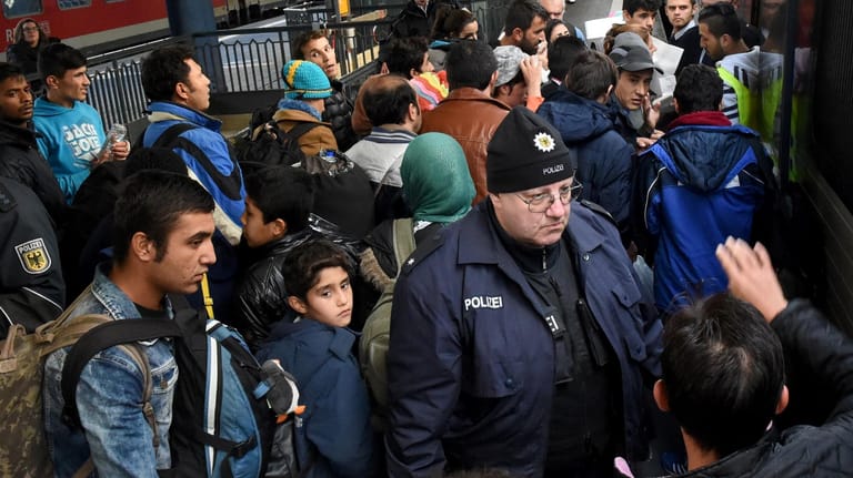 Auf dem Weg nach Dänemark: Flüchtlinge versuchen am Bahnhof von Flensburg in einen Zug nach Kopenhagen zu steigen.