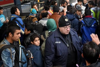 Auf dem Weg nach Dänemark: Flüchtlinge versuchen am Bahnhof von Flensburg in einen Zug nach Kopenhagen zu steigen.