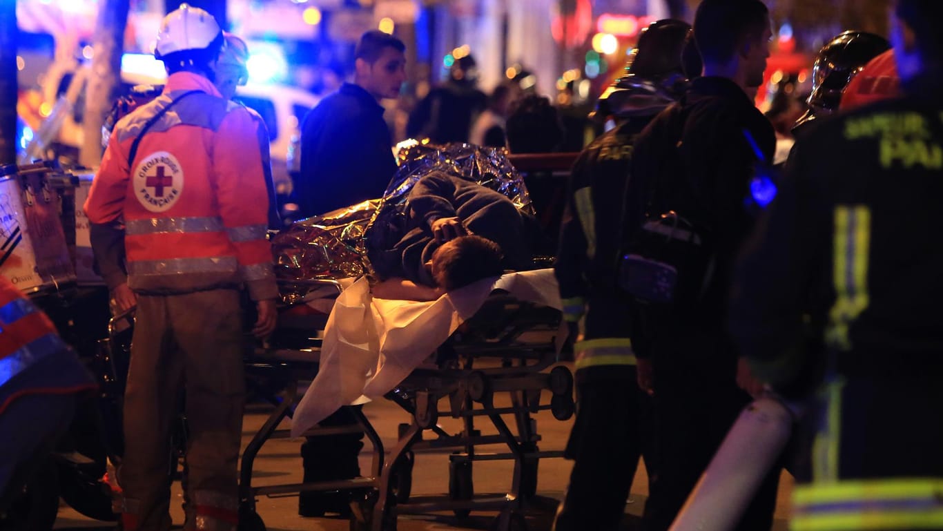Terroranschläge in Frankreich: Schwerverletzte Menschen werden vom Pariser Konzerthaus "Bataclan" zur Behandlung fortgebracht.