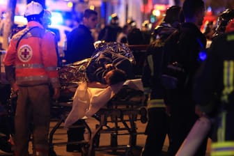 Terroranschläge in Frankreich: Schwerverletzte Menschen werden vom Pariser Konzerthaus "Bataclan" zur Behandlung fortgebracht.