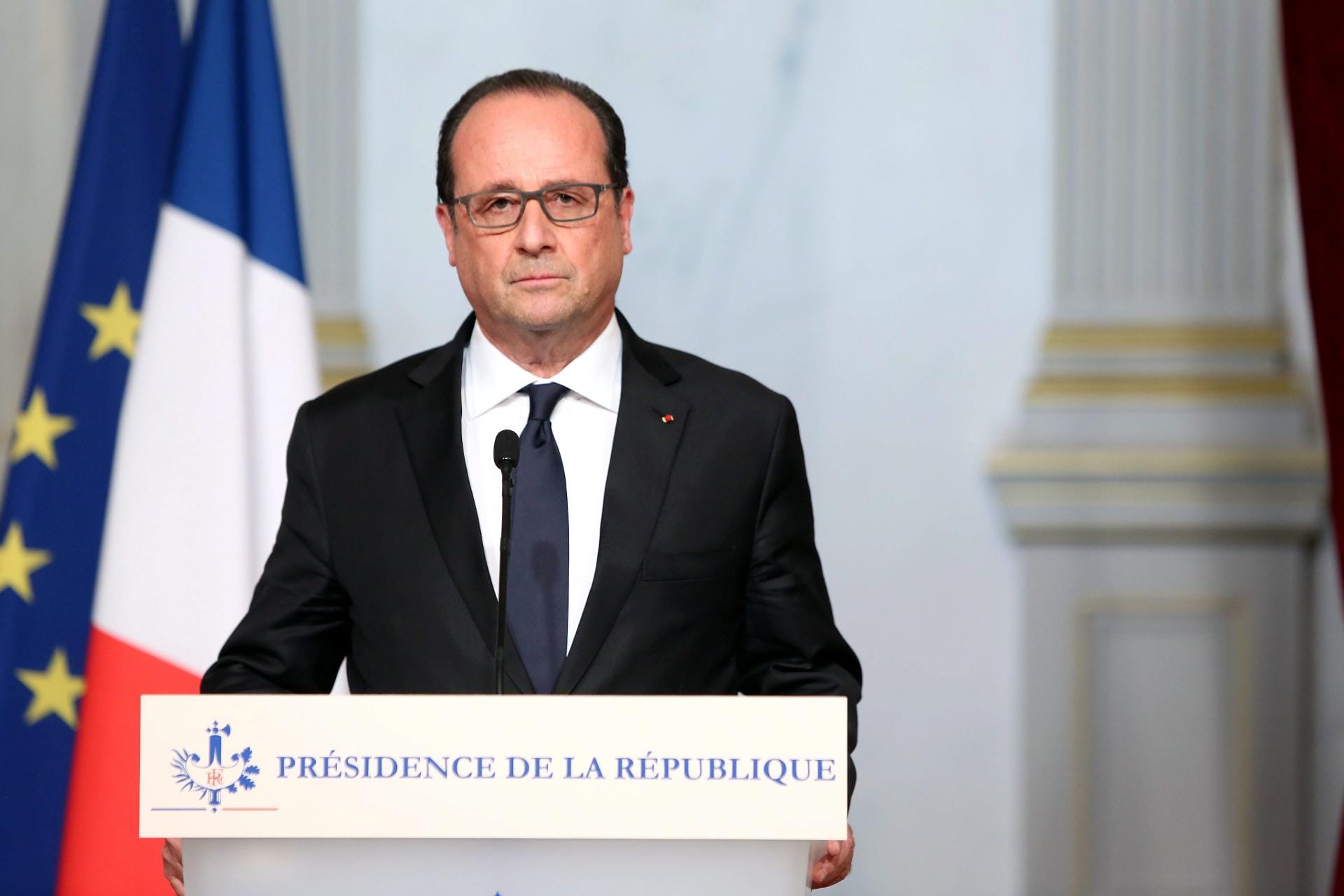 Präsident Hollande rief noch in der Nacht den Notstand aus, ließ alle Grenzen schließen und bat das Militär um Hilfe.