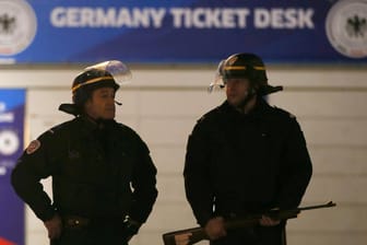 Sicherheitslage: Polizisten sind nach den Anschlägen in Paris vor dem deutschen Ticket-Center zu sehen.