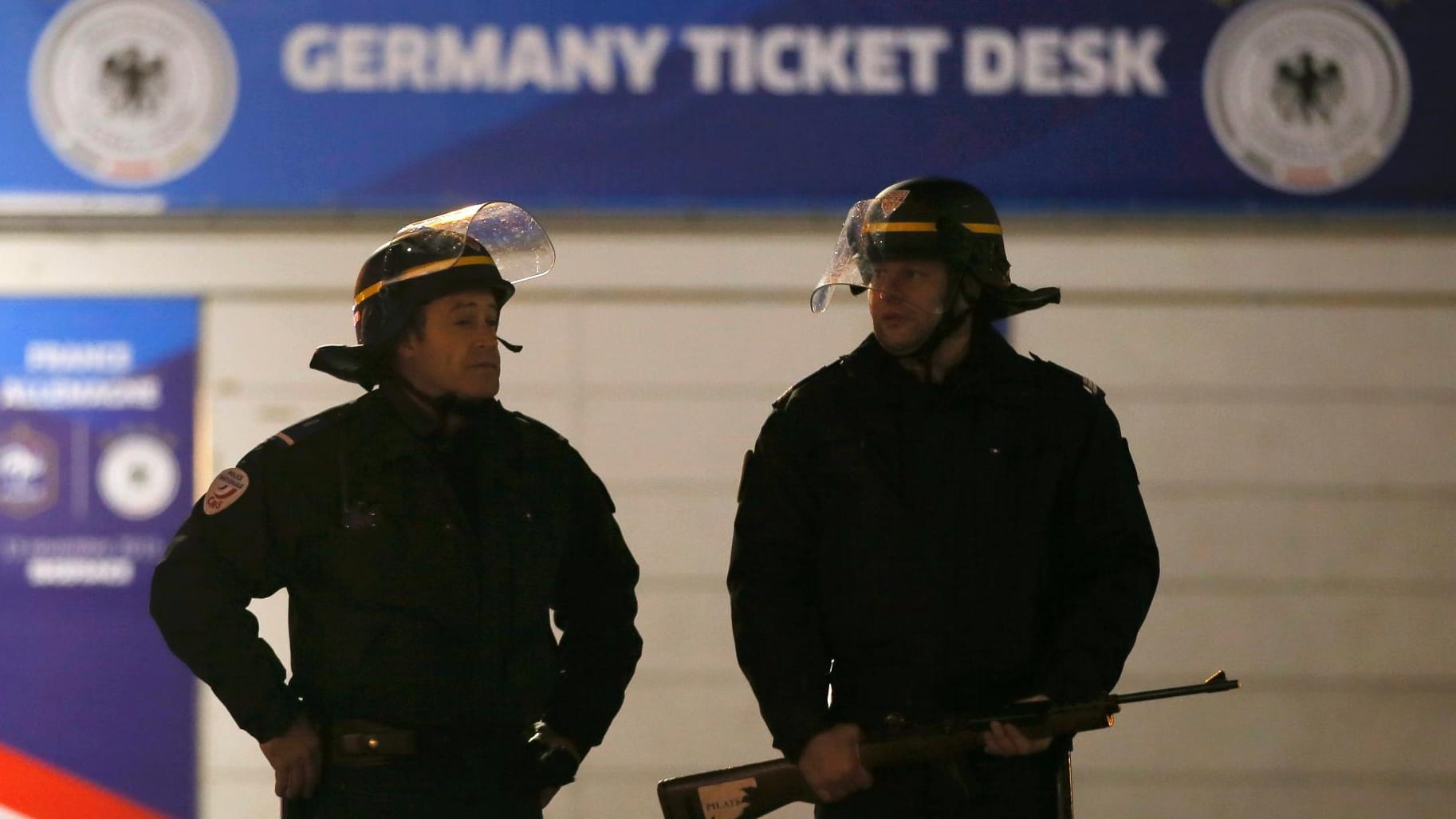 Sicherheitslage: Polizisten sind nach den Anschlägen in Paris vor dem deutschen Ticket-Center zu sehen. Sicherheitslage: Polizisten sind nach den Anschlägen in Paris vor dem deutschen Ticket-Center zu sehen.