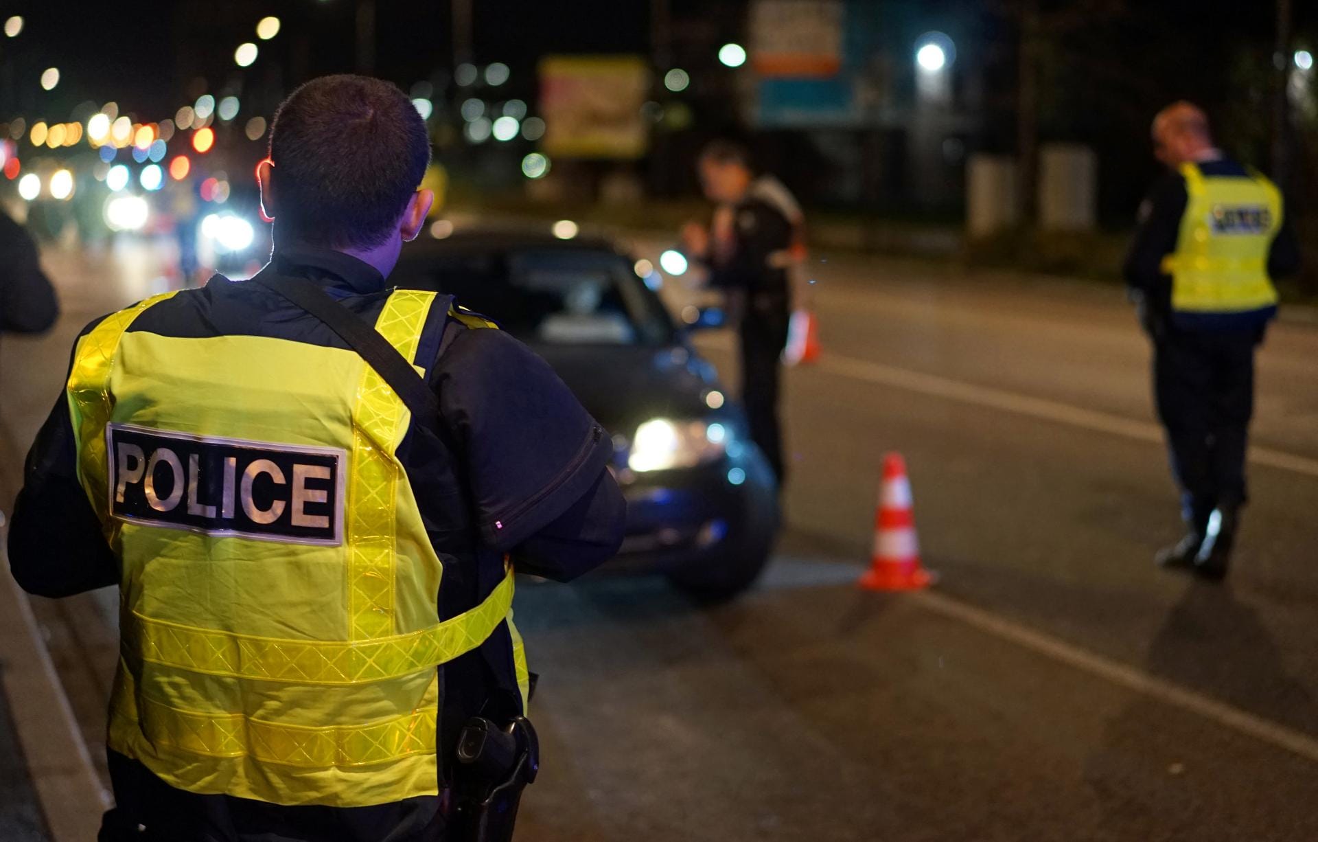 Vor der Europabrücke zwischen Kehl und Straßurg kontrollierten Polizisten Fahrzeuge beim Grenzübertritt. In Frankreich galten bereits vor den Anschlägen verschärfte Sicherheitsmaßnahmen.