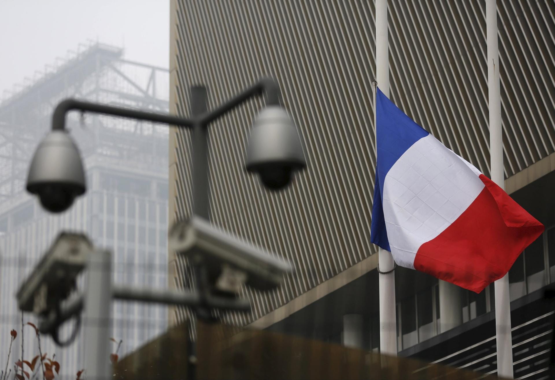 Flagge auf Halbmast vor der französischen Botschaft in Peking.