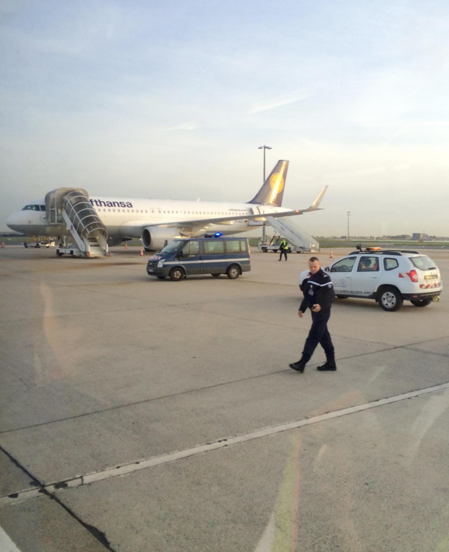 Ein Wagen der Gendarmerie auf dem Rollfeld vor einer Maschine der Lufthansa. Mit dieser Maschine flog die Deutsche Nationalmannschaft zurück nach Frankfurt.