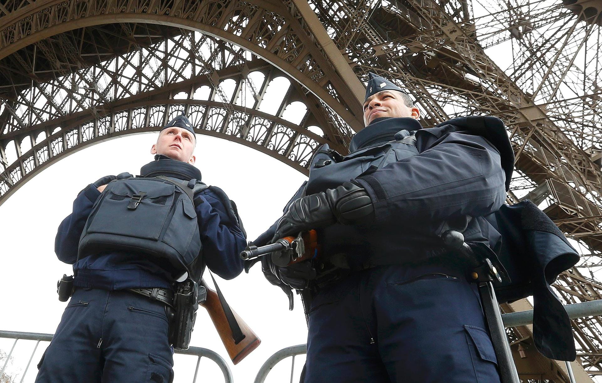 Auch unter dem Eiffelturm wurden die Sicherheitsvorkehrungen verschärft.