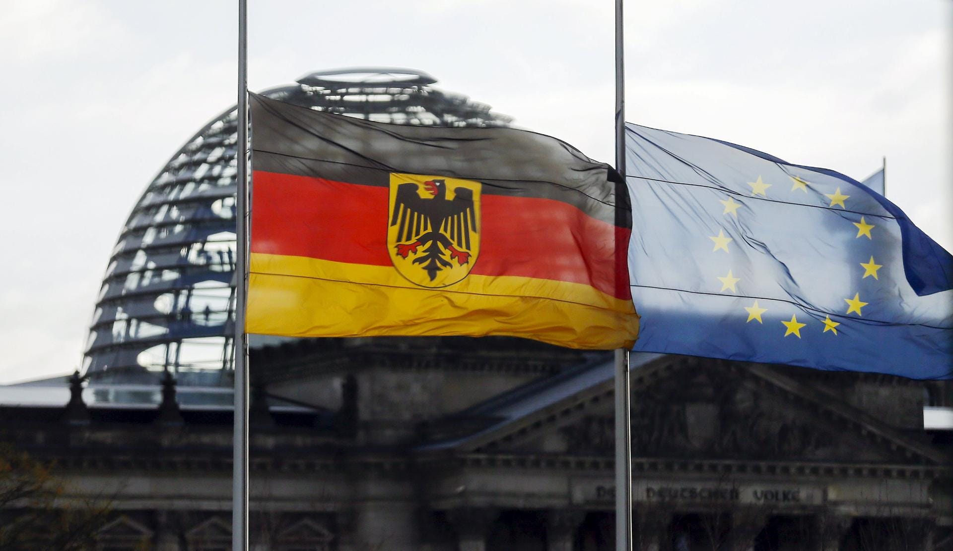 Auch in Deutschland ist die Trauer groß. Vor dem Bundestag in Berlin wehen die Fahnen ebenfalls auf Halbmast.