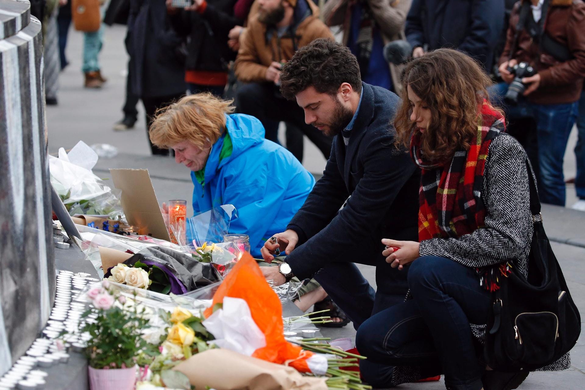 Am Tag nach den schrecklichen Terroranschlägen in Paris herrscht Trauer und Entsetzen in der Stadt. Am Platz der Republik gedenken Menschen zum Teil unter Tränen den Opfern. Bei den Anschlägen kamen nach jüngsten Angaben mindestens 128 Menschen ums Leben. Mindestens 360 wurden verletzt.