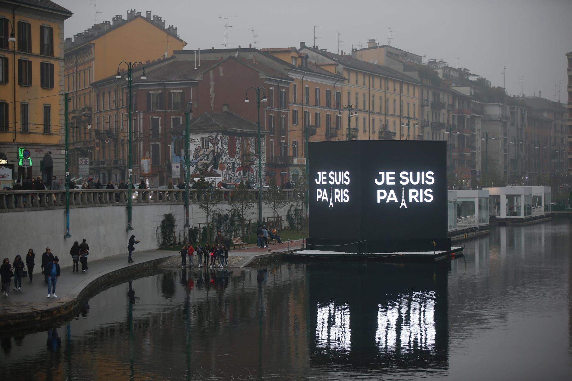Im Ausland wie hier in Mailand wird ebenfalls der Opfer gedacht. Auf einem Kanal wurde eine elektronische Schrifttafel mit der Aufschrift "Ich bin Paris" aufgestellt - in Anlehnung an den Slogan "Ich bin Charlie", mit dem nach dem Attentat auf das französische Satiremagazin "Charlie Hebdo" vom Januar dieses Jahres Solidarität bekundet wurde.