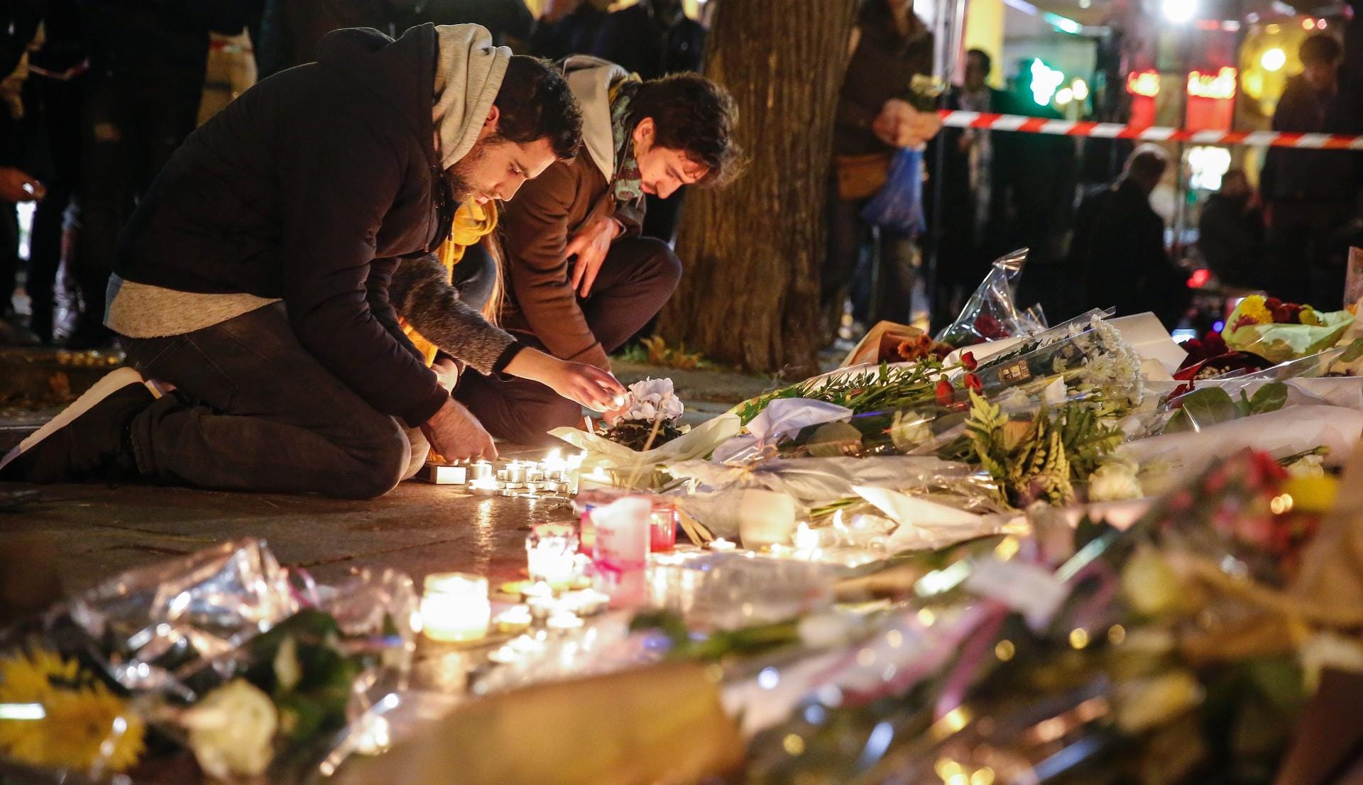 Auch in der Nähe des Konzertsaales Bataclan, wo am meisten Menschen ums Leben kamen, fanden sich Trauernde ein. Sie legten Blumen nieder und zündeten Kerzen zum Gedenken an die Opfer an.