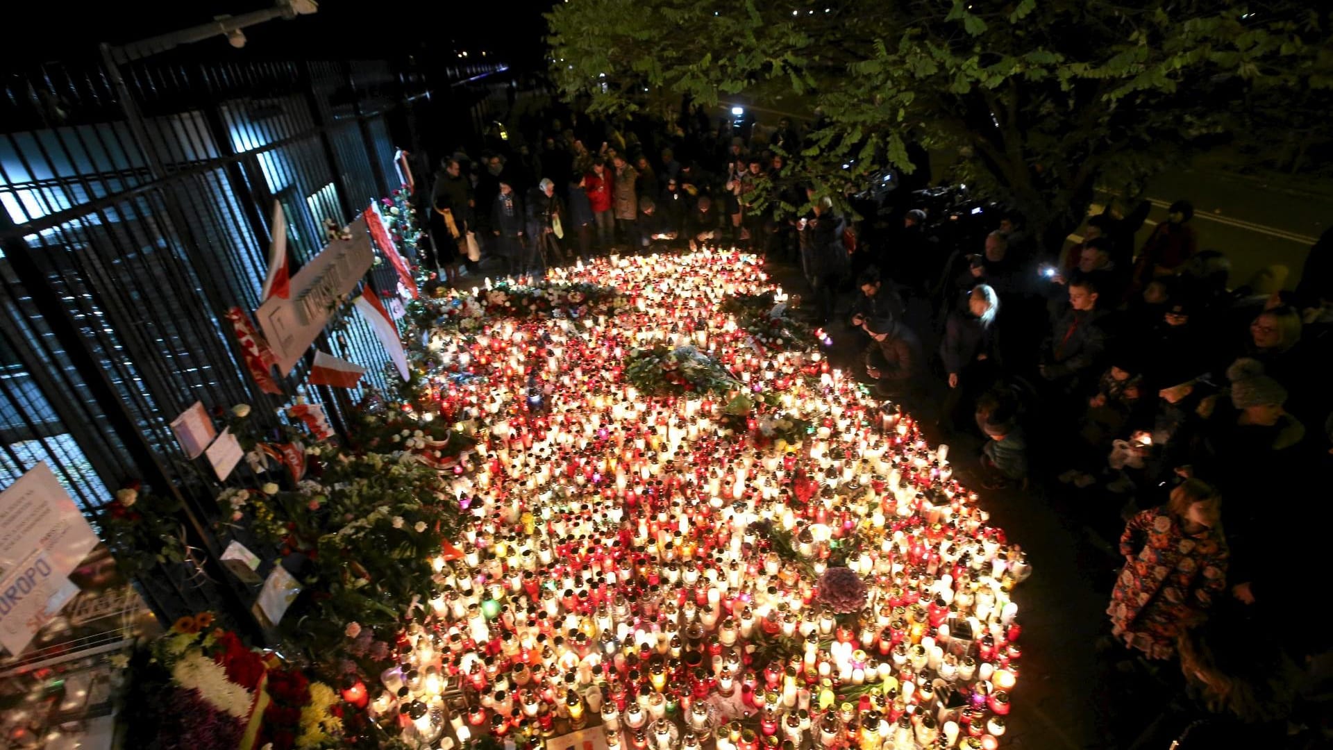 Getrauert wird nicht nur in Frankreich. Dieses Lichtermeer befindet sich vor der französischen Botschaft in Warschau.