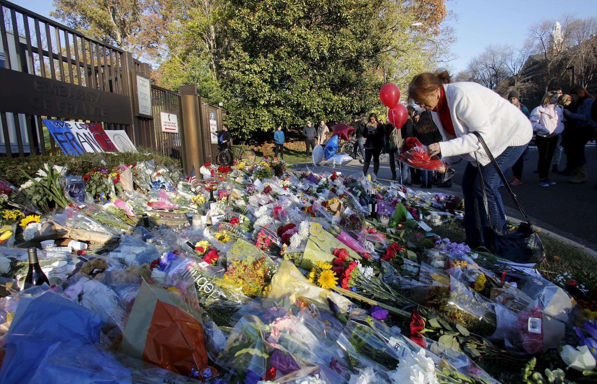 Blumen für die Opfer der Pariser Anschläge vor der französischen Botschaft in Washington.