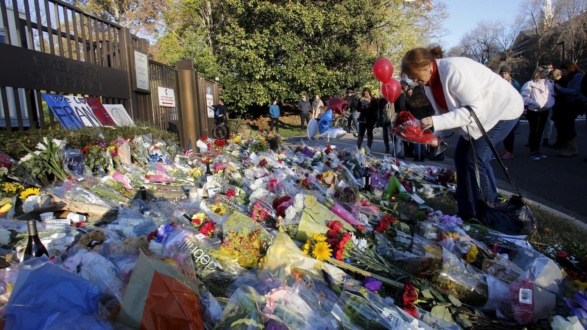 Blumen für die Opfer der Pariser Anschläge vor der französischen Botschaft in Washington.