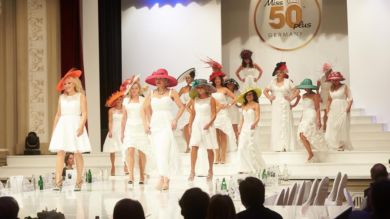Die Teilnehmerinnen der Wahl zur "Miss 50plus Germany 2015" auf der Bühne.