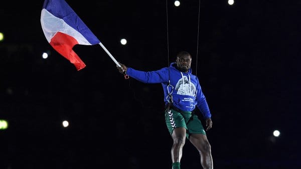 Schalke-Legende Gerald Asamoah wird mit wehender Frankreich-Fahne ins Stadion an Kabeln herabgelassen. Schalke-Legende Gerald Asamoah wird mit wehender Frankreich-Fahne ins Stadion an Kabeln herabgelassen.