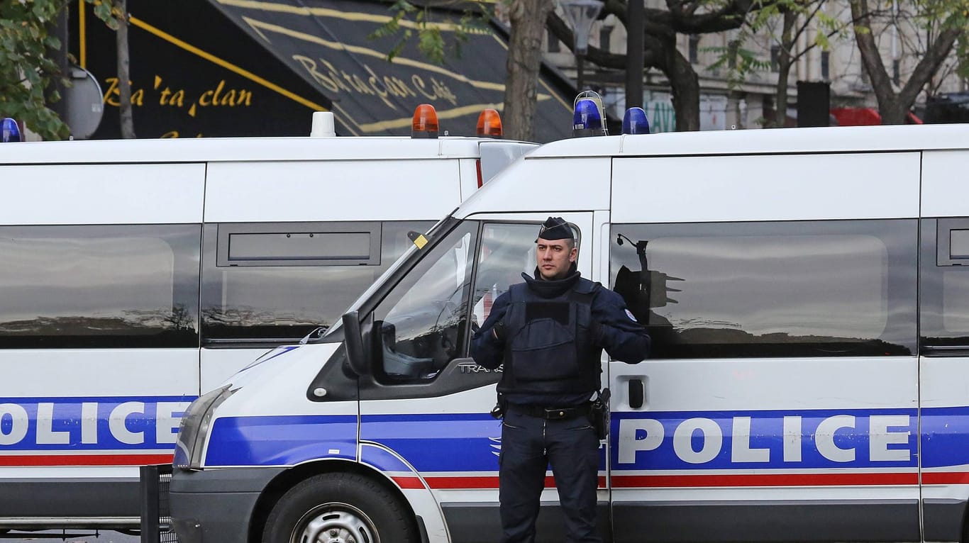 Ein Polizist steht am Tag nach dem Anschlag vor dem Konzertsaal Bataclan.