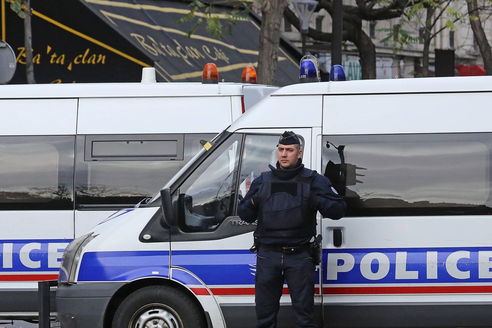 Ein Polizist steht am Tag nach dem Anschlag vor dem Konzertsaal Bataclan.