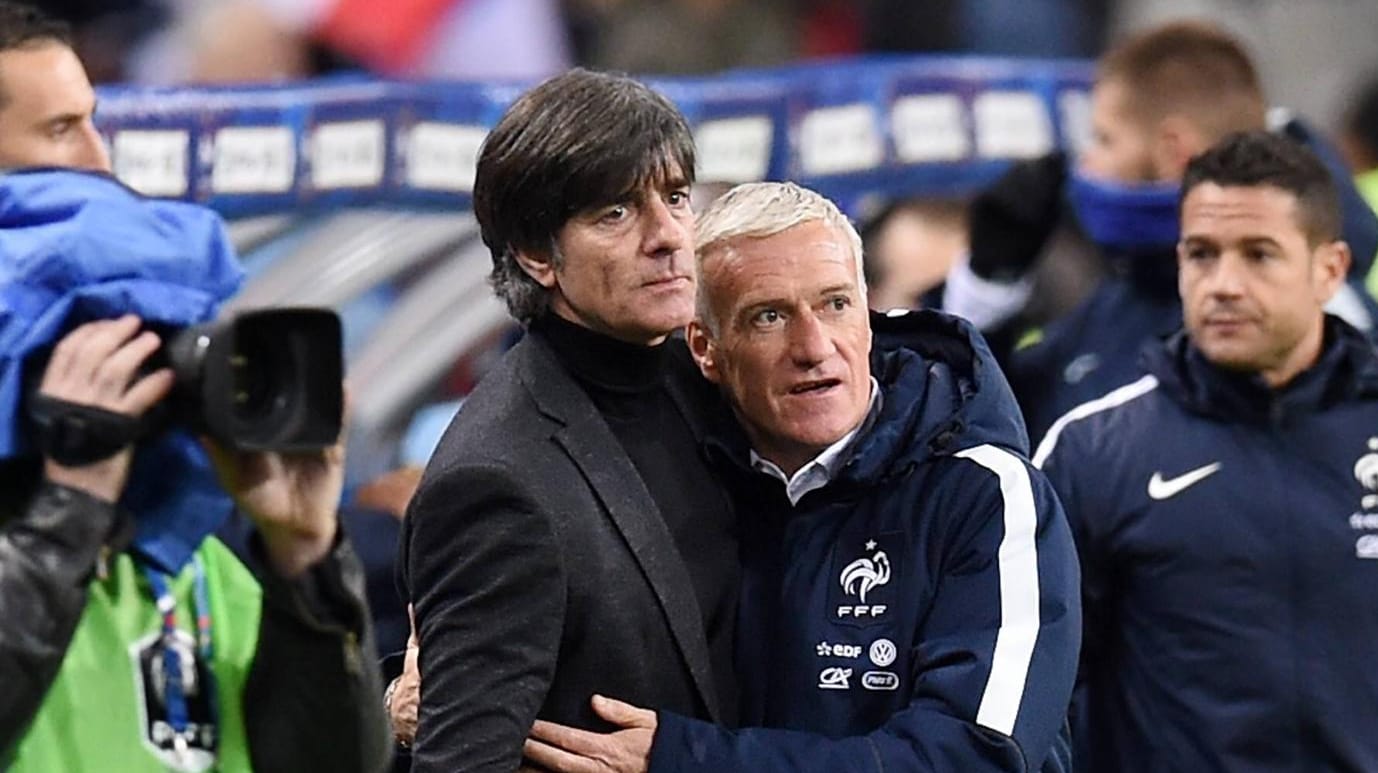 Bundestrainer Joachim Löw (li.) umarmt Frankreichs Coach Didier Deschamps.