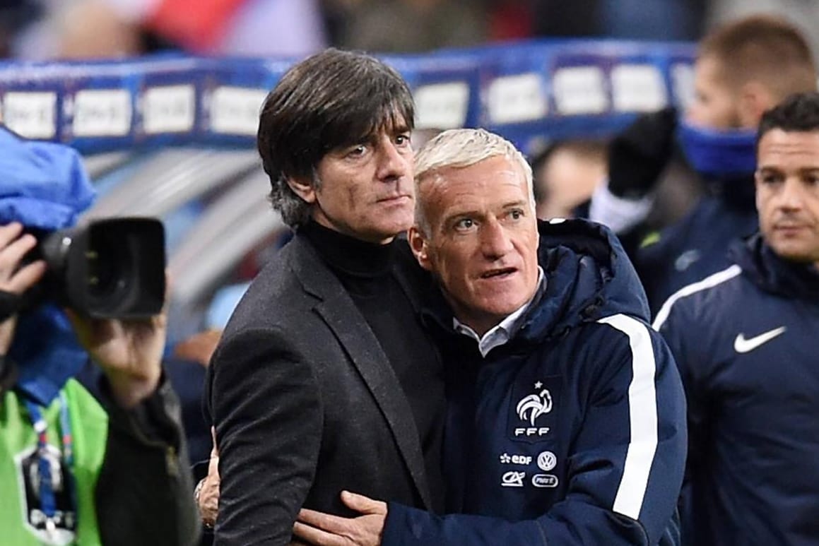 Bundestrainer Joachim Löw (li.) umarmt Frankreichs Coach Didier Deschamps.