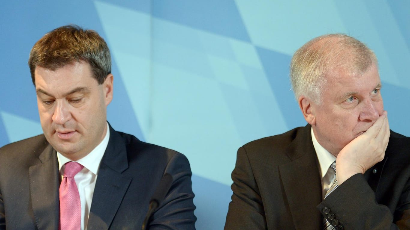 Bayerns Finanzminister Markus Söder (l.) holt sich von seinem Chef Horst Seehofer (CSU) eine Watschn.