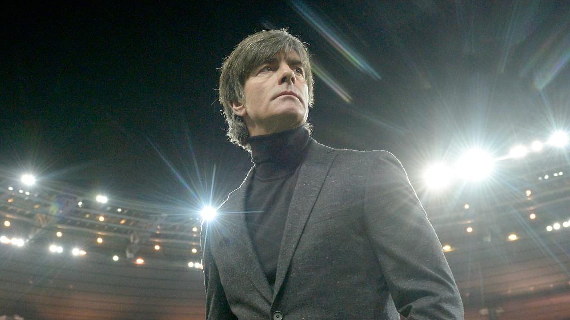 Beklemmende Gefühle: Joachim Löw schaut sich nach dem Testpiel gegen Frankreich im Stadion um. Beklemmende Gefühle: Joachim Löw schaut sich nach dem Testpiel gegen Frankreich im Stadion um.