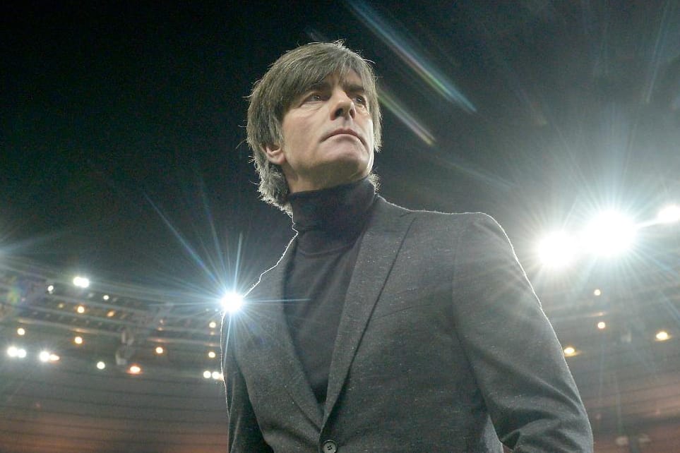 Beklemmende Gefühle: Joachim Löw schaut sich nach dem Testpiel gegen Frankreich im Stadion um.