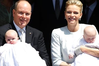 Fürst Albert und Fürstin Charlène mit ihren Kindern Jacques und Gabriella bei deren Taufe im Mai 2015.