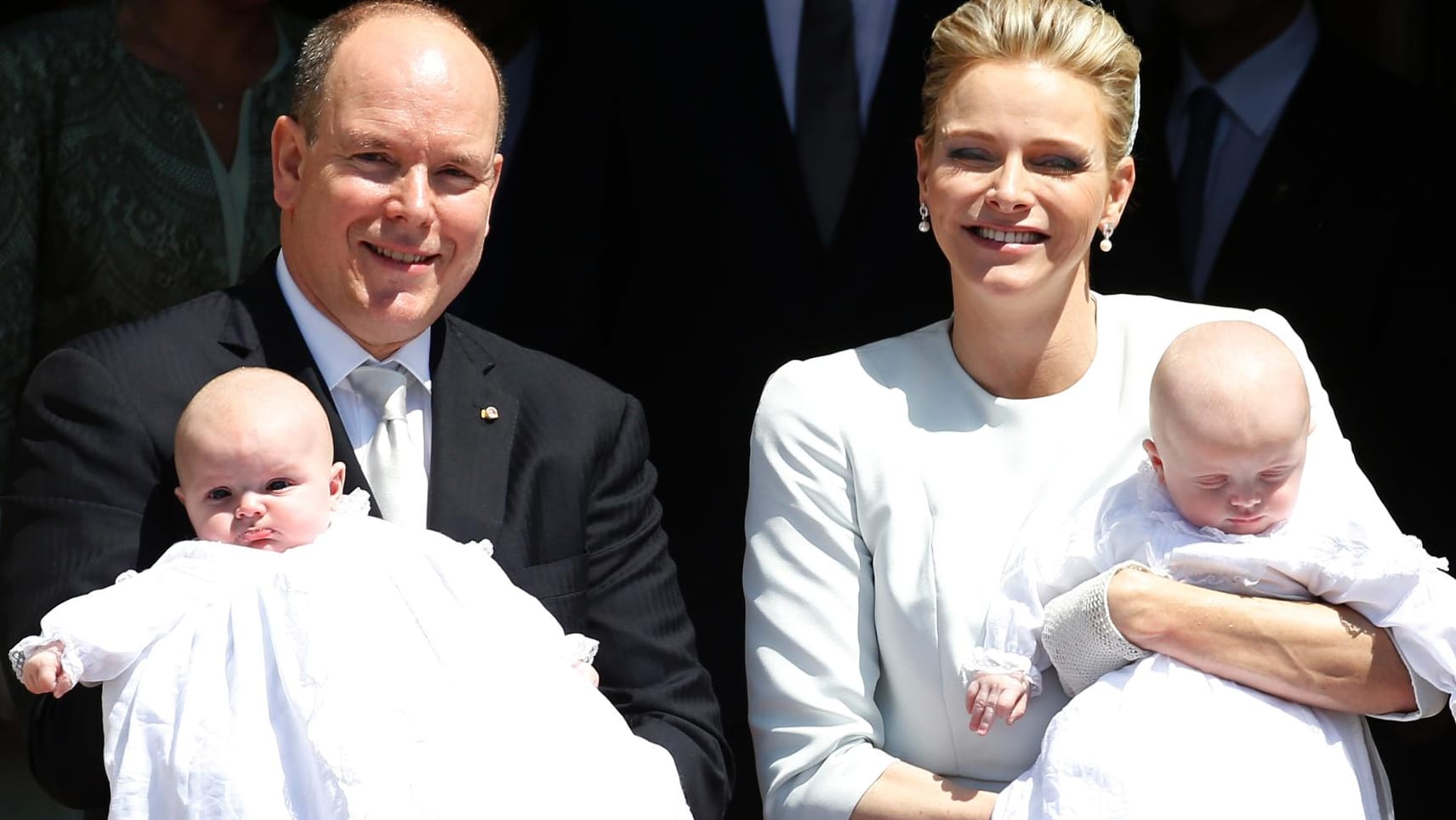 Fürst Albert und Fürstin Charlène mit ihren Kindern Jacques und Gabriella bei deren Taufe im Mai 2015. Fürst Albert und Fürstin Charlène mit ihren Kindern Jacques und Gabriella bei deren Taufe im Mai 2015.