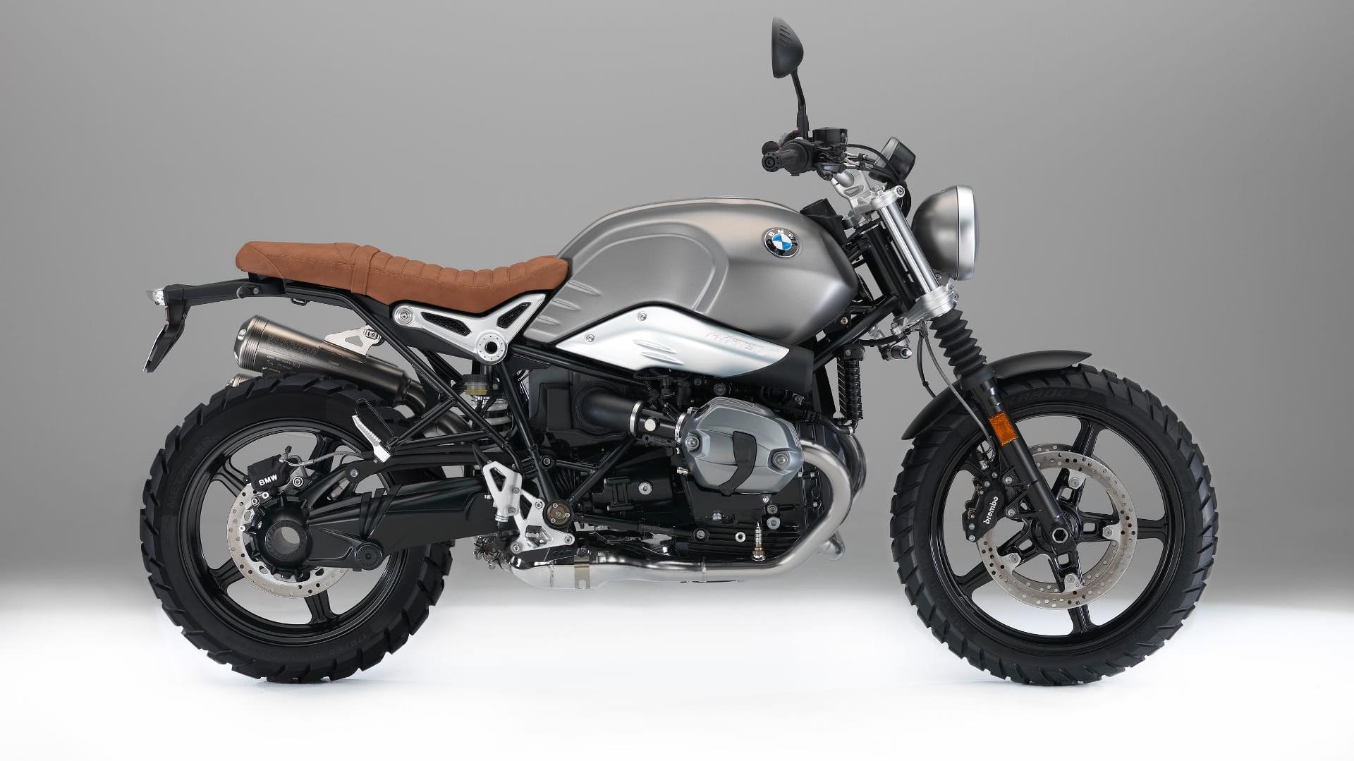 Die neue BMW R nineT Scrambler kommt mit grobstolliger Bereifung.