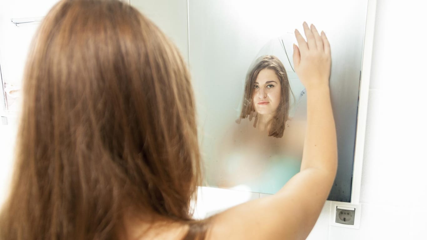 Ein beschlagener Spiegel im Bad ist lästig. Doch mit der Hand wischt man besser nicht über das Glas.
