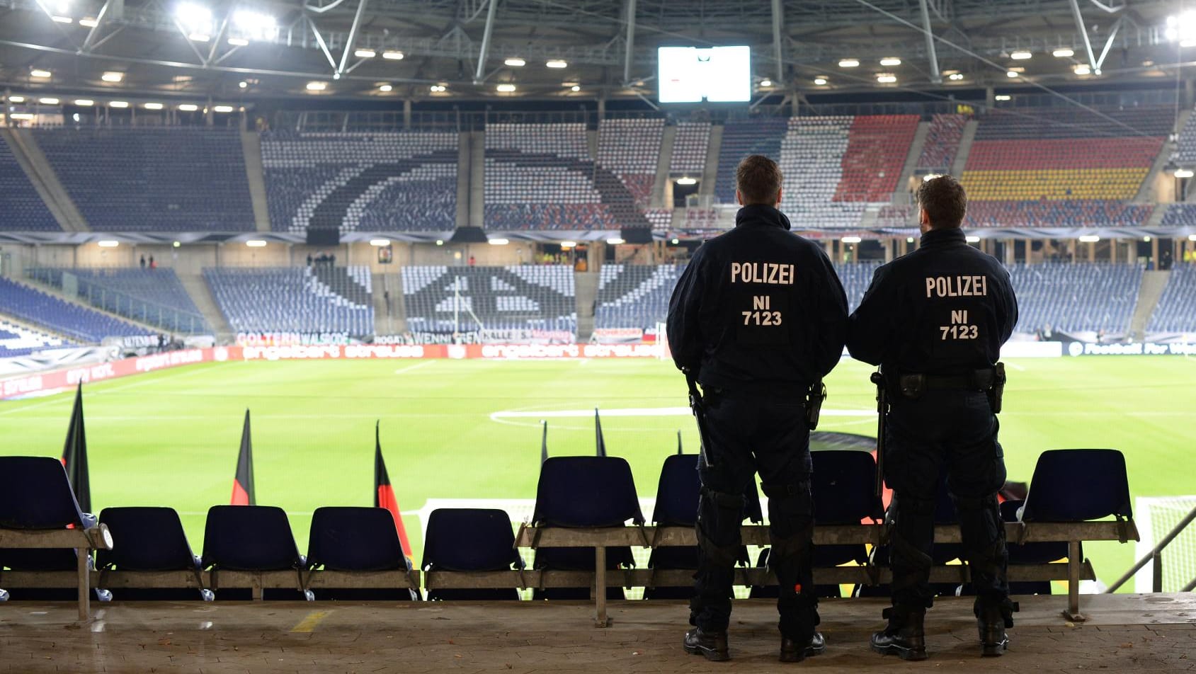 Das leere Stadion in Hannover. Die vorbereiteten Choreografien sind zu sehen.