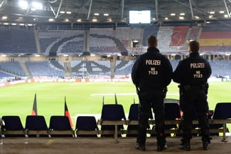 Das leere Stadion in Hannover. Die vorbereiteten Choreografien sind zu sehen.