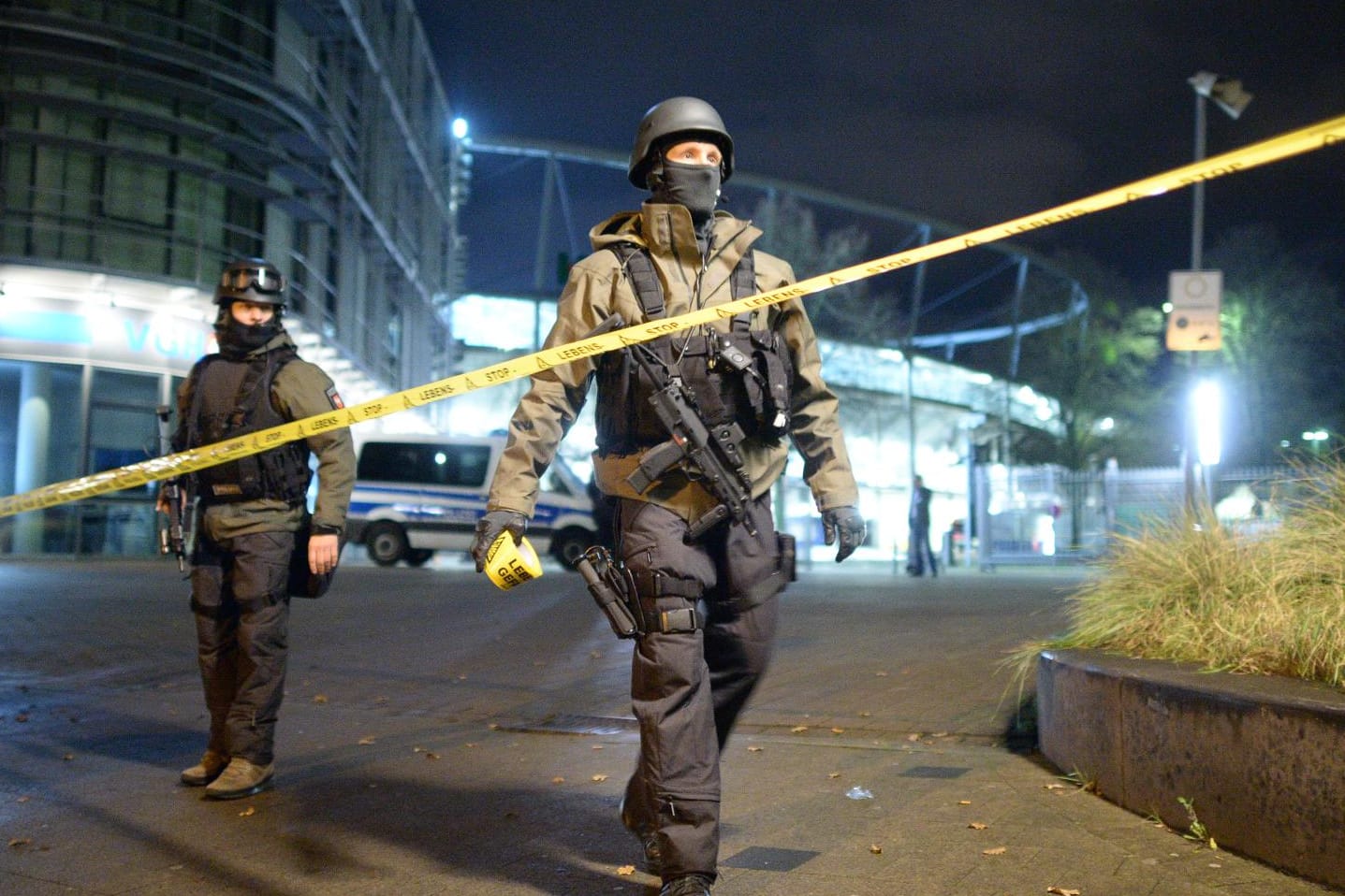 Gefahrenlage: Schwer bewaffnete Polizisten am Dienstagabend am Stadion in Hannover.