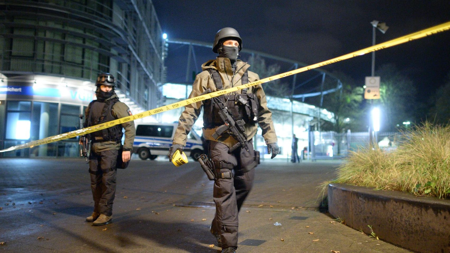 Gefahrenlage: Schwer bewaffnete Polizisten am Dienstagabend am Stadion in Hannover.