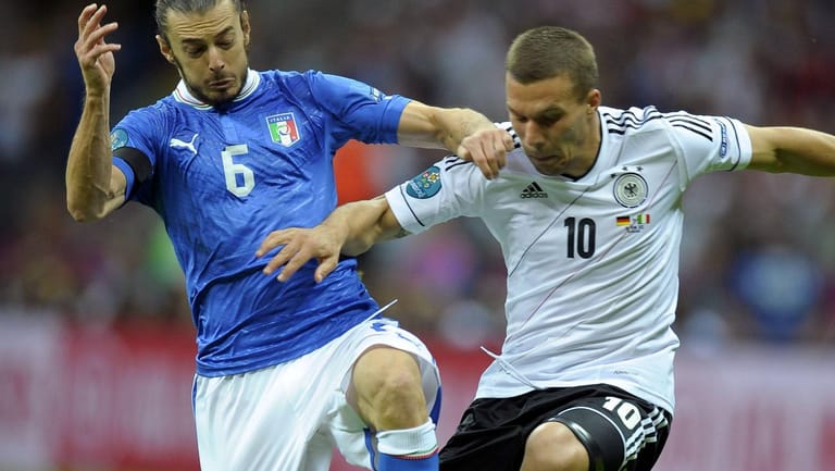 Im Halbfinale dem EM 2012 schied Deutschland mit 1:2 gegen Italien aus. Eine Szene aus dem Spiel: Federico Balzaretti (li.) und Lukas Podolski kämpfen um den Ball.