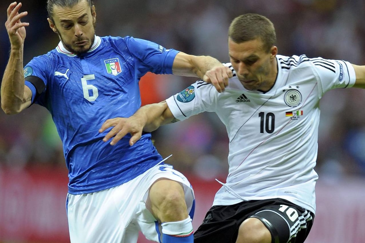 Im Halbfinale dem EM 2012 schied Deutschland mit 1:2 gegen Italien aus. Eine Szene aus dem Spiel: Federico Balzaretti (li.) und Lukas Podolski kämpfen um den Ball.