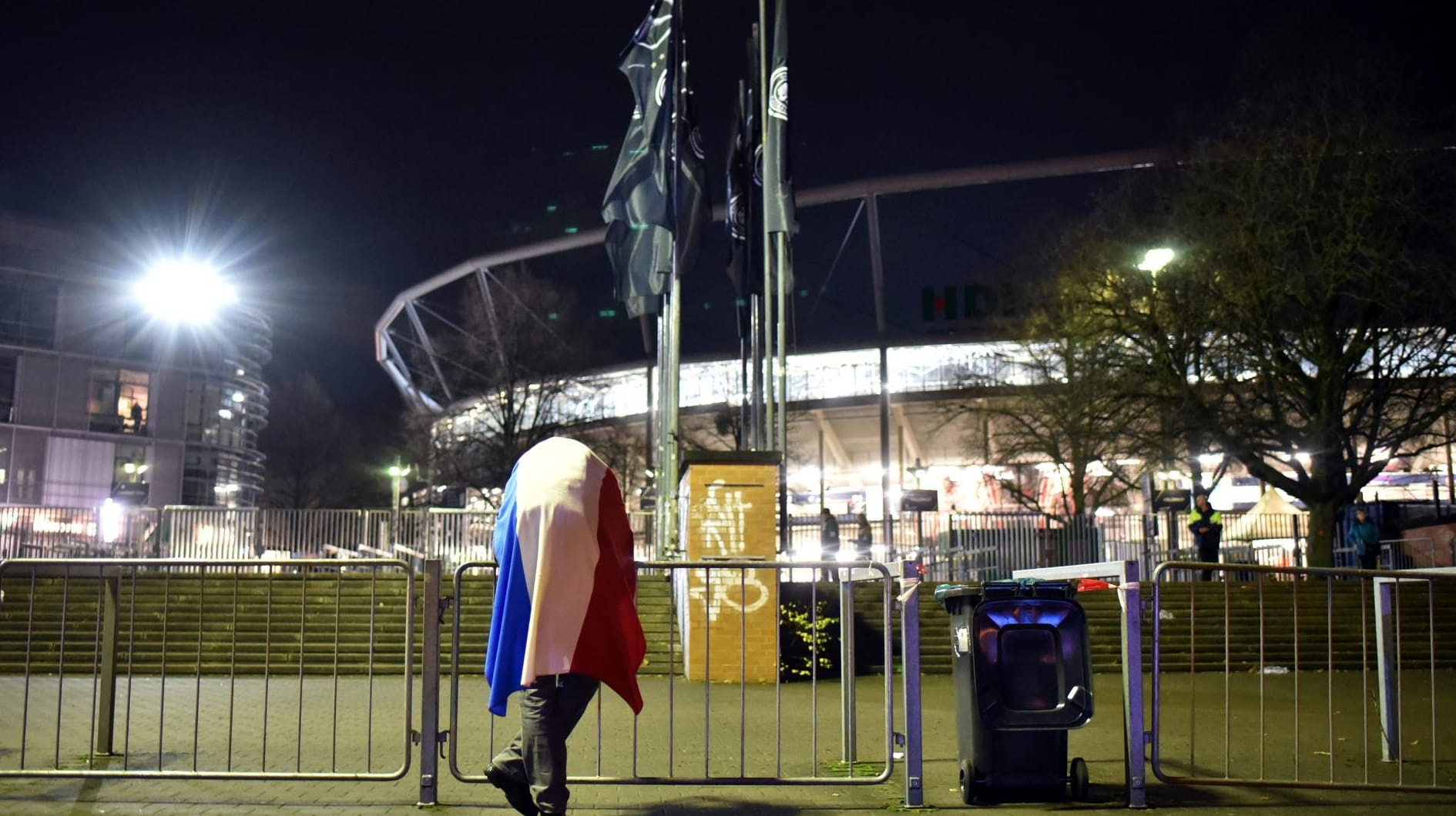 Allein gelassen: Das Länderspiel in Hannover sollte ein Zeichen gegen den Terror werden. Allein gelassen: Das Länderspiel in Hannover sollte ein Zeichen gegen den Terror werden.