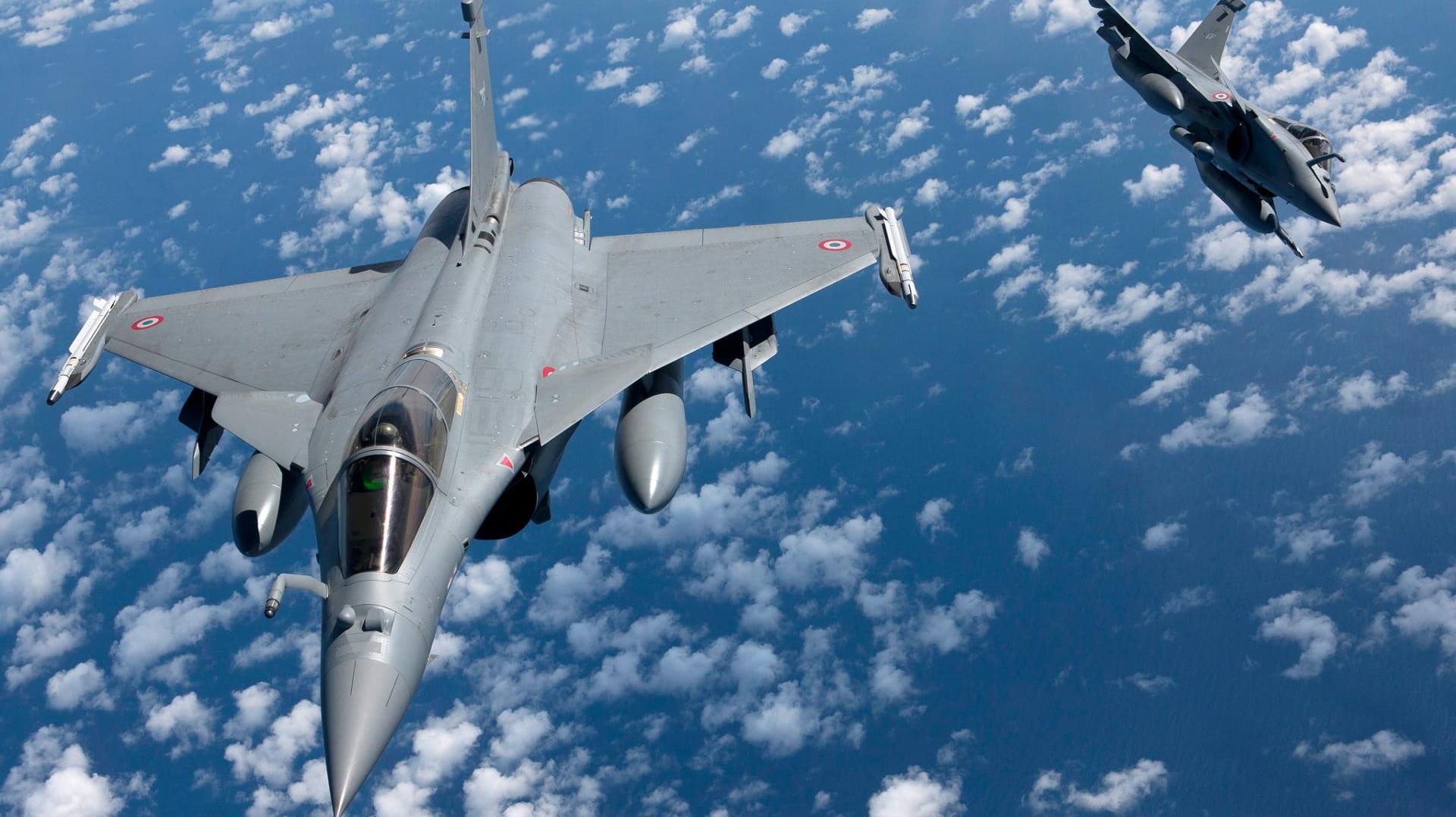 Französischer Rafale Kampf-Jet: In den vergangenen Tagen wurden IS-Stellungen in Al Rakka bombardiert - offenbar mit Erfolg. Die Führung der Extremisten zieht sich zurück.