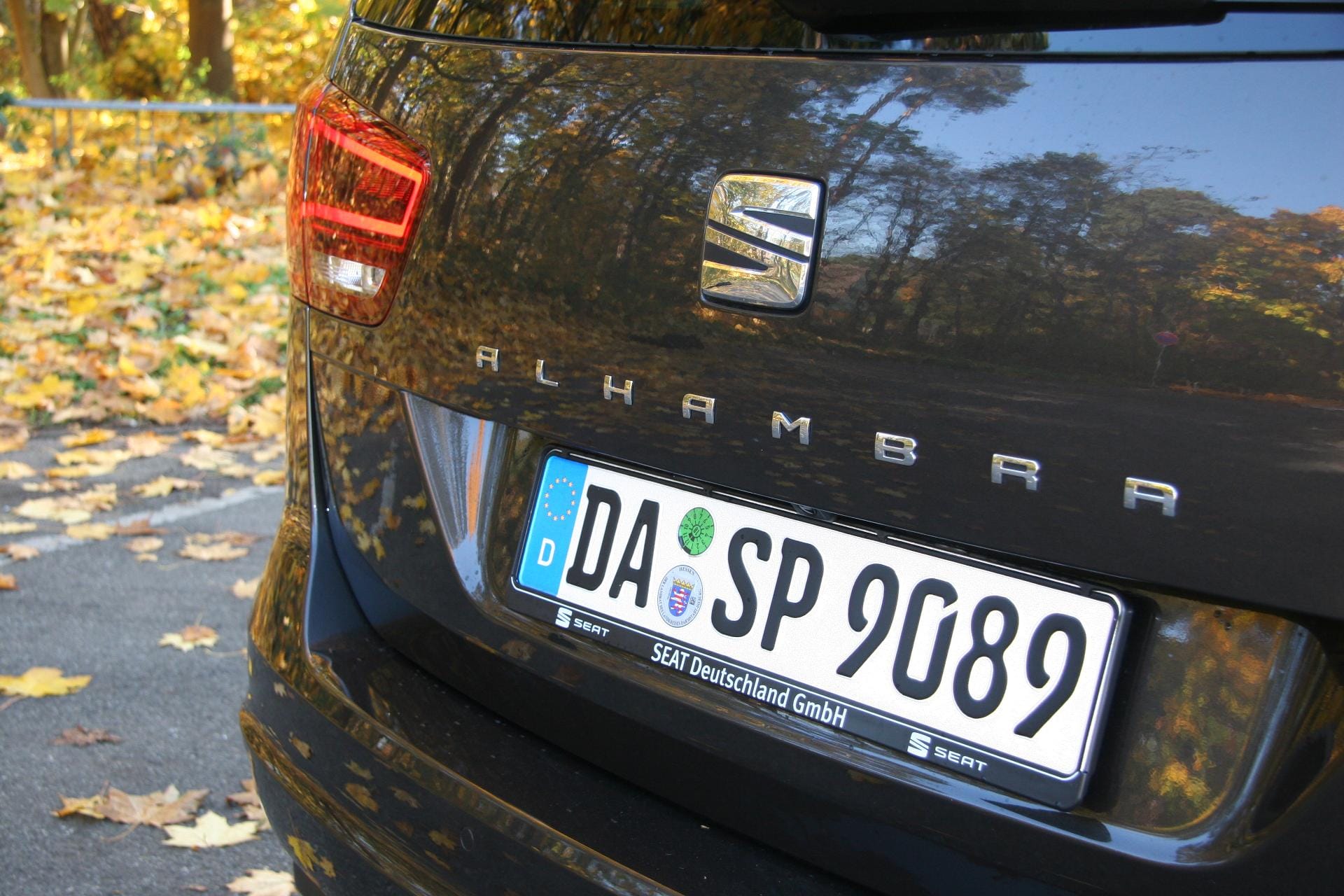 Der Seat Alhambra ist bis auf die Logos mit dem VW Sharan identisch - aber deutlich günstiger.