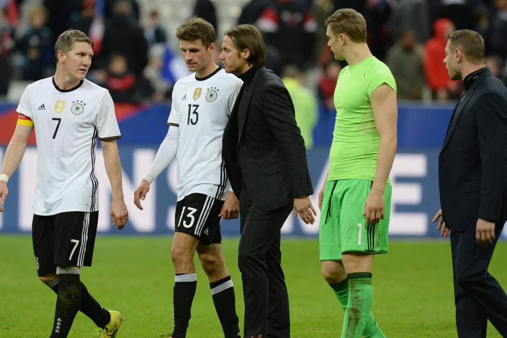 Die Nationalspieler nach dem Abpfiff des Länderspiels in Paris.